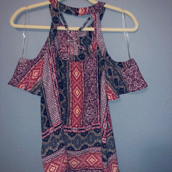 Super cute flowy, strappy, cold shoulder top - Picture 2 of 3